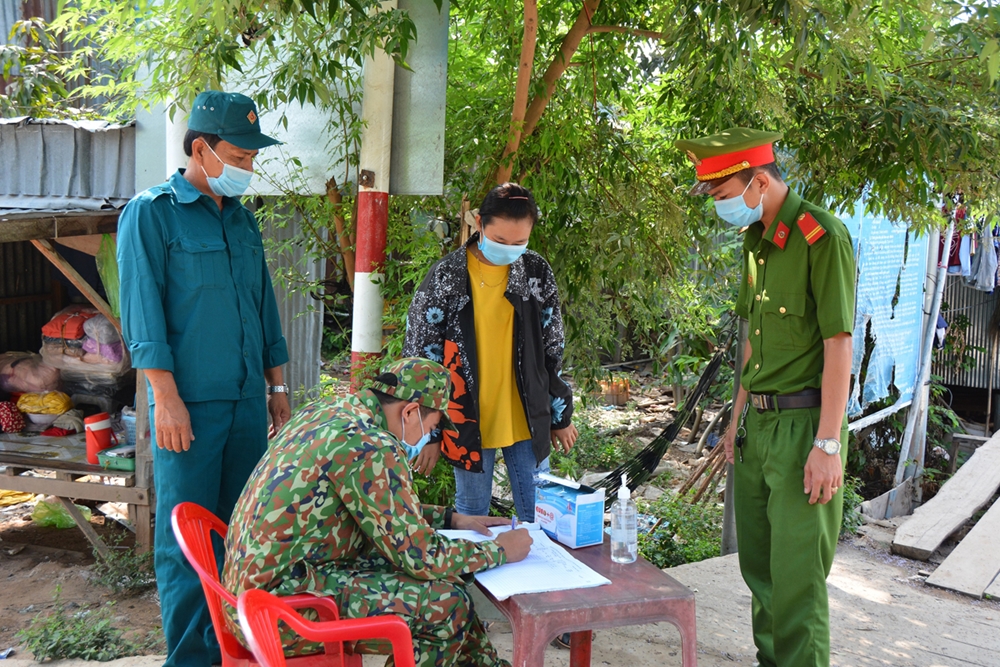 Việc kiểm soát người qua lại được thực hiện chặt chẽ ngay tại các tổ, chốt.